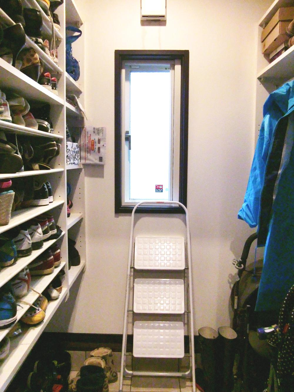 Receipt. Since there are shoes cloak, You can easily accommodated even in a large family of shoes