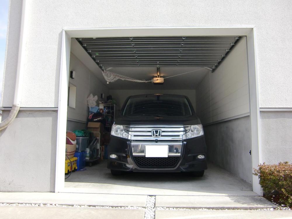 Parking lot. Inner garage height also depth nor width. Without getting wet in the rain, Peace of mind even in crime prevention surface