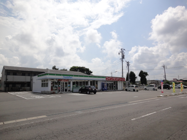 Convenience store. FamilyMart Kameyama Hawaka store up (convenience store) 1075m
