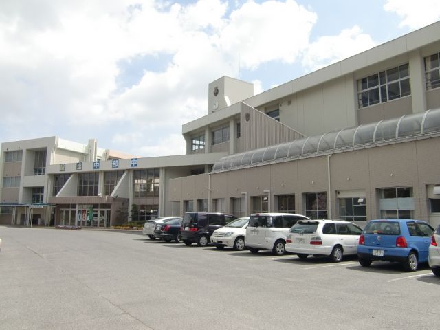 Junior high school. 2100m to the Municipal Central Junior High School (Junior High School)