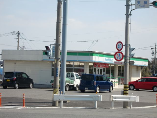 Convenience store. 930m to Family Mart (convenience store)