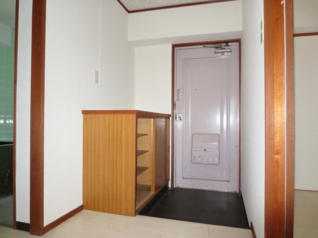 Entrance. Entrance, Shoe box