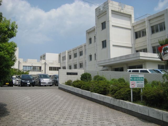 Junior high school. 1800m until the municipal light Mausoleum junior high school (junior high school)