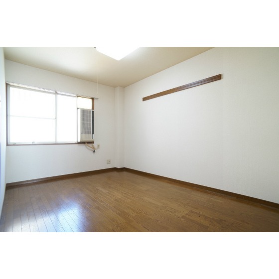 Other room space. It comes with air conditioning