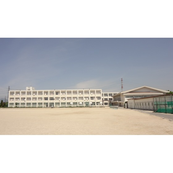 Junior high school. 1200m until the municipal light Mausoleum junior high school (junior high school)