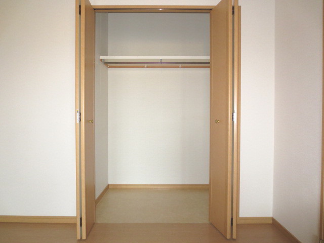 Receipt. Medium Western-style closet