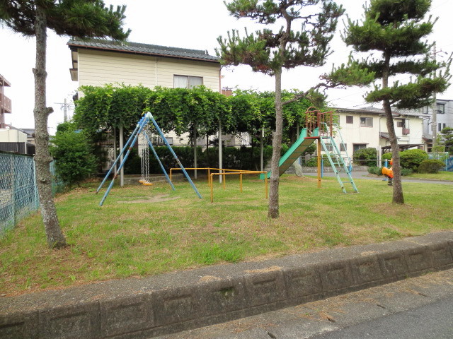park. 10m to the park (park)