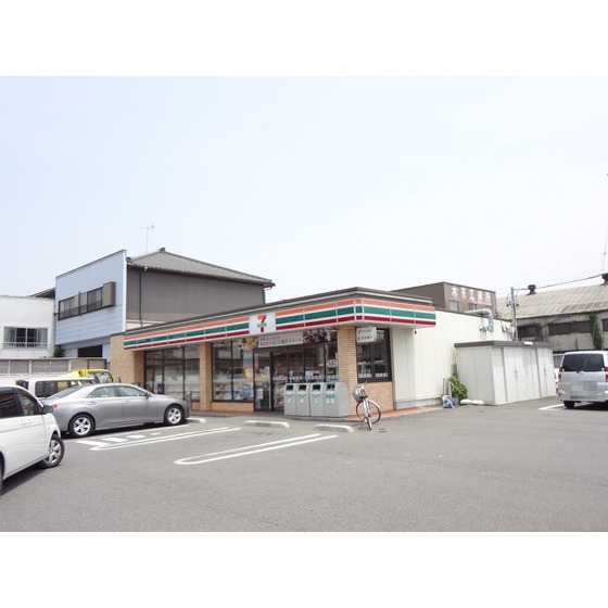 Convenience store. 700m to Seven-Eleven (convenience store)