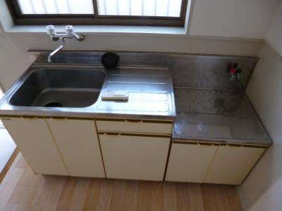 Kitchen. Gas stove correspondence, With window
