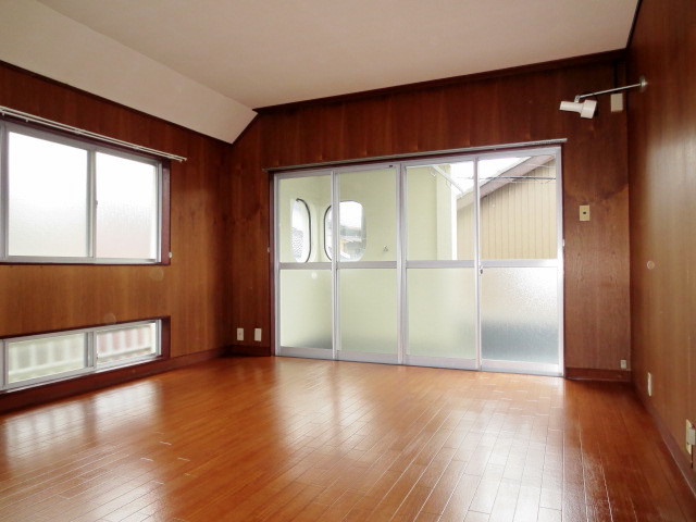 Living and room. 2 Kainanto 9 quires Western-style