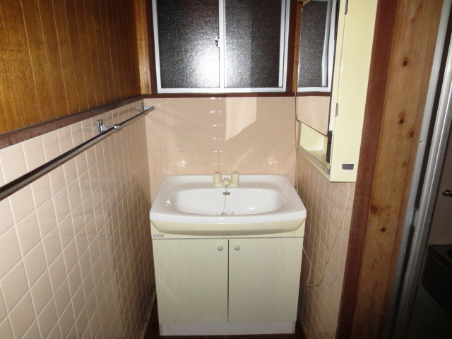 Washroom. Wash basin