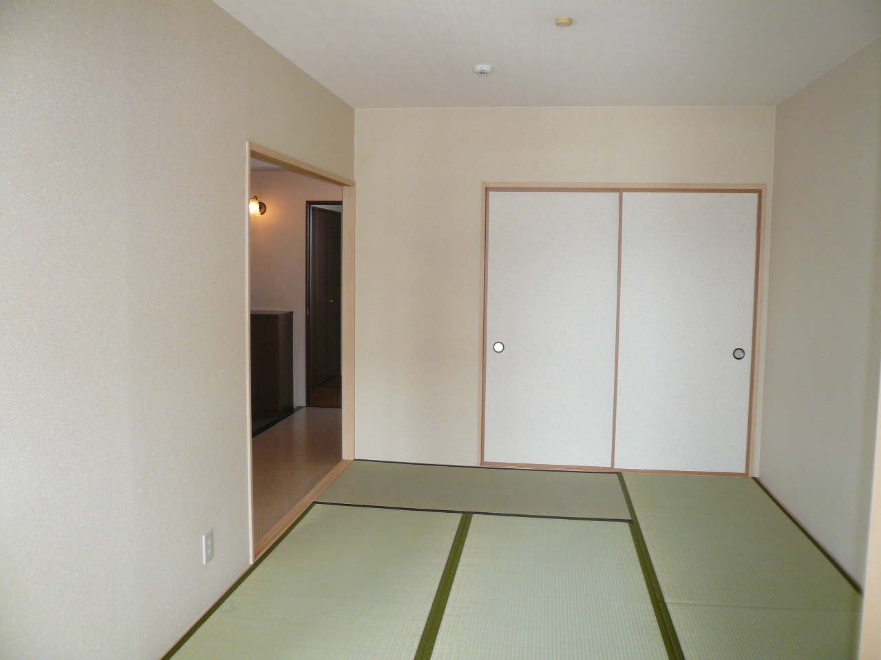 Other room space. Reference photograph, Same building another room