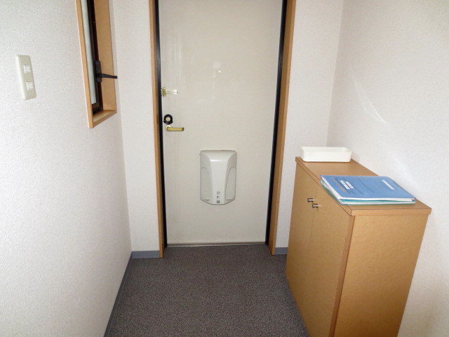 Entrance. Entrance, Shoe box