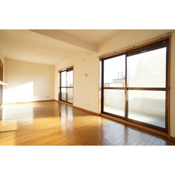 Living and room. Same property separate room photo