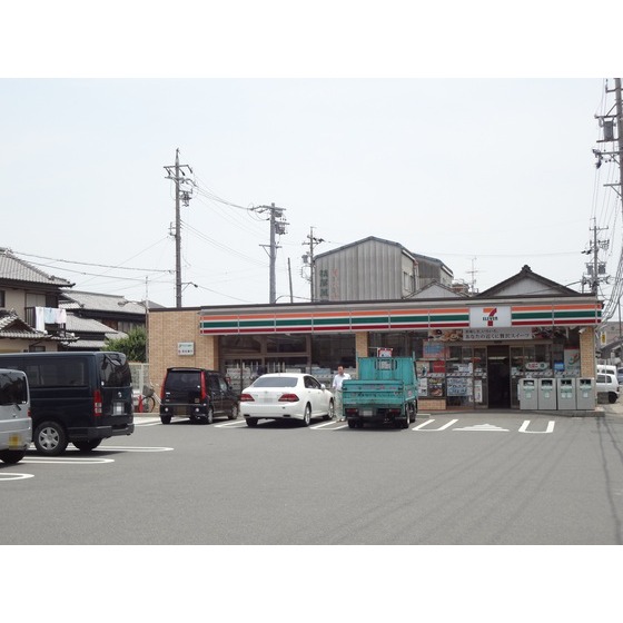 Convenience store. 330m to Seven-Eleven (convenience store)