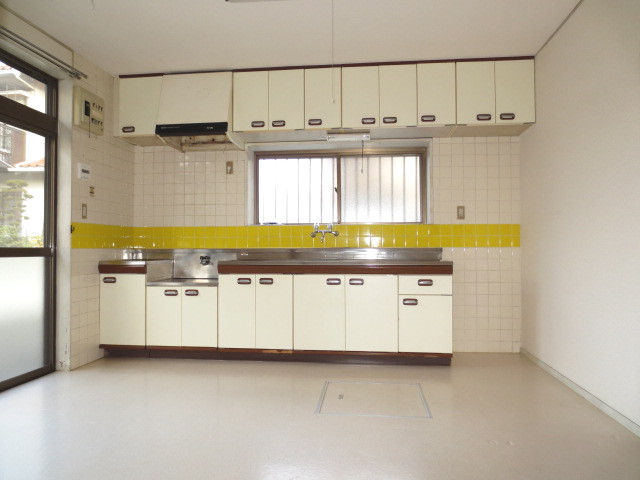 Kitchen. Kitchen (with under-floor storage)