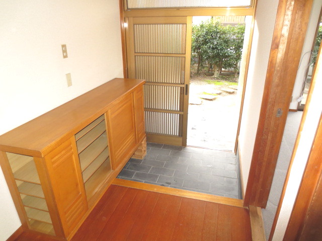 Entrance. Entrance, Shoe box