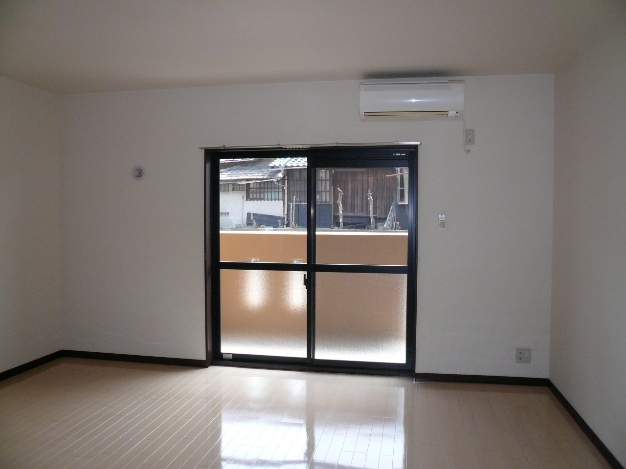 Living and room. Reference photograph, Same building another room