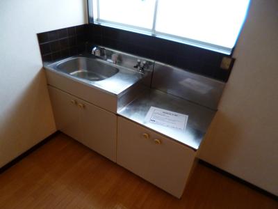 Kitchen. Gas stove correspondence, With window