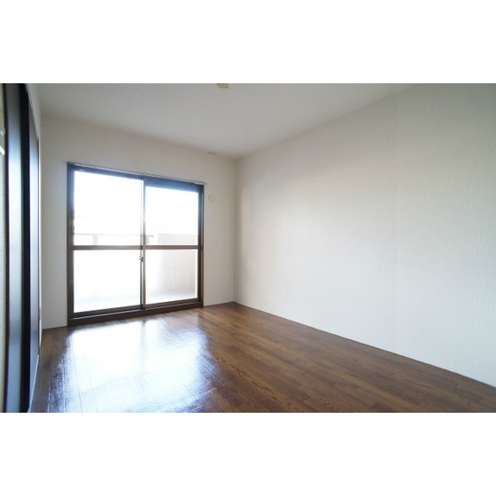 Other room space. Same property separate room photo