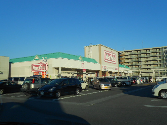 Supermarket. Maxvalu San River store up to (super) 960m