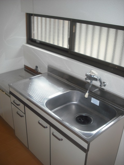 Kitchen. Kitchen There is also a window bright! Single is a lever hot water supply.