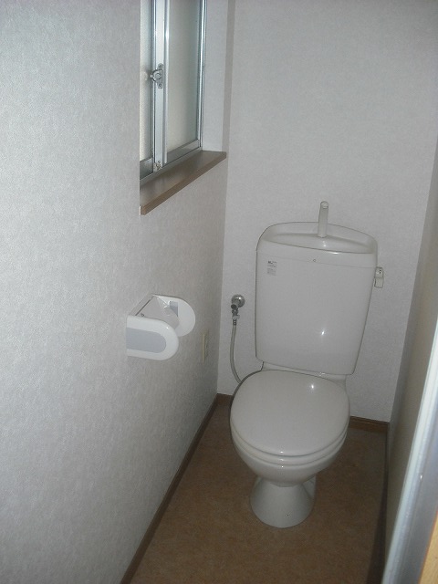 Toilet. Of course, Western-style washing! There is also a window.