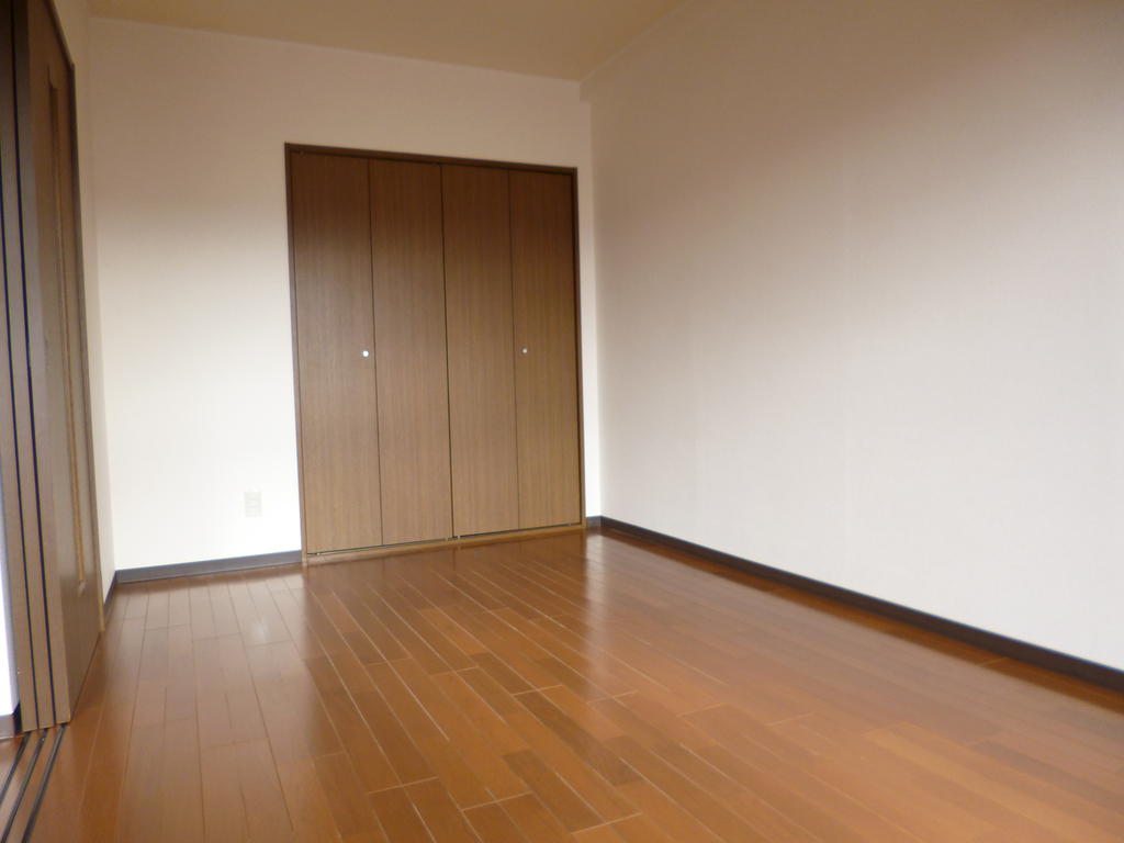 Other room space. Flooring
