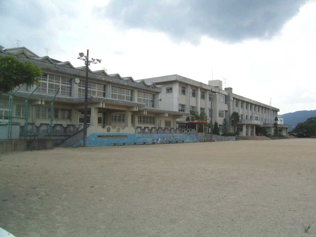 Primary school. 1200m until the Municipal Ki songs elementary school (elementary school)