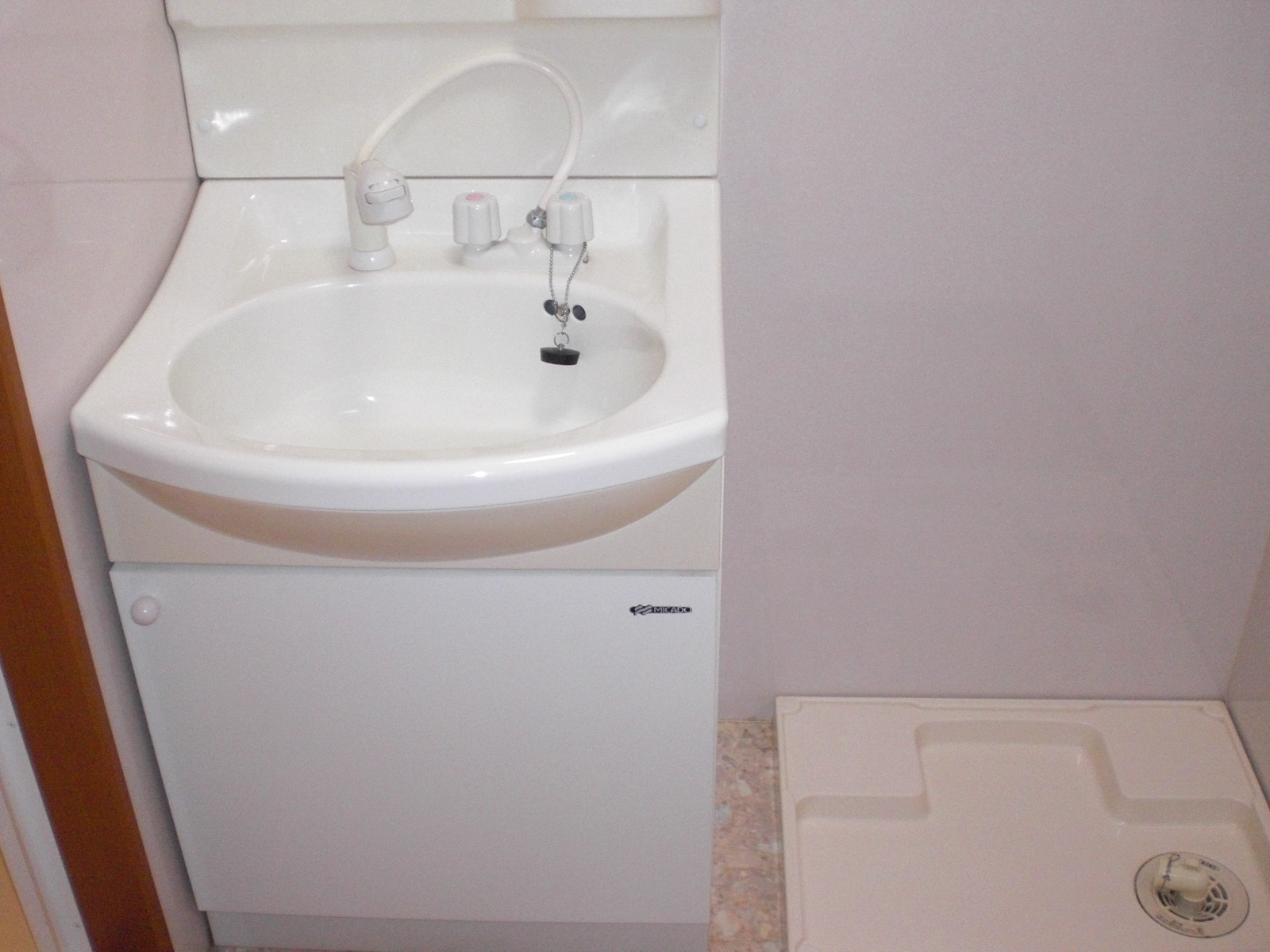 Washroom. Popular shampoo dresser! Fully equipped attractive