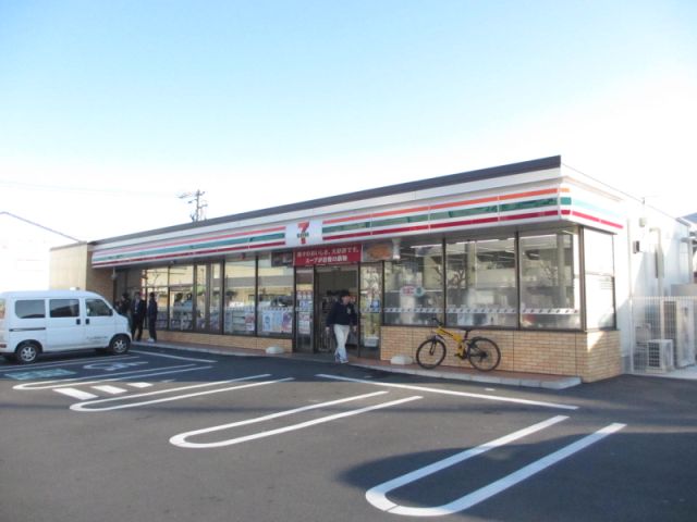 Convenience store. 560m to Seven-Eleven (convenience store)