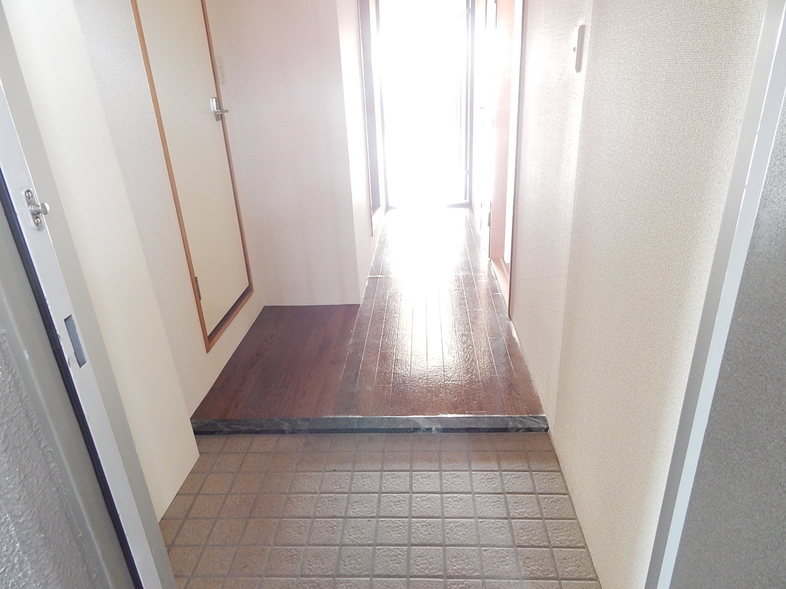 Entrance. Shallow, It is entered easy entrance