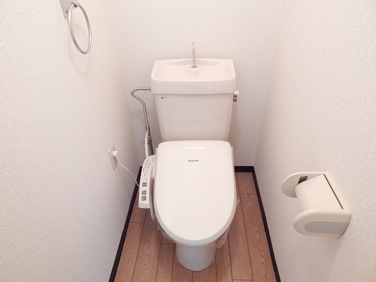 Toilet. Also safe with bidet winter