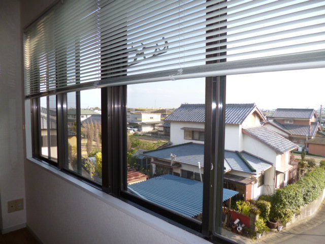 Living and room. Landscape from the window ^ 0 ^ /