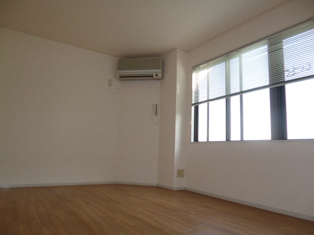 Living and room. Is 1R air-conditioned ☆