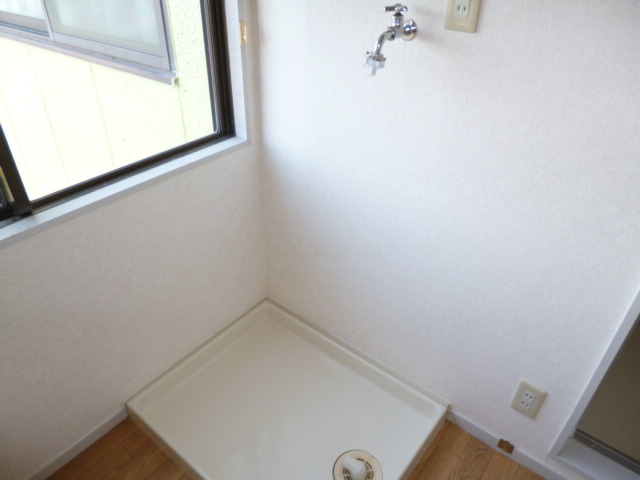 Other room space. Thankfully for single people, Washing machine is with Storage