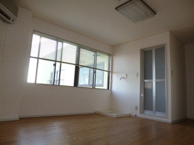 Living and room. And it comes with a window, Bright room