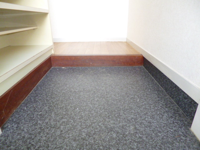 Entrance. Stepped also shallow, It is entered easy entrance