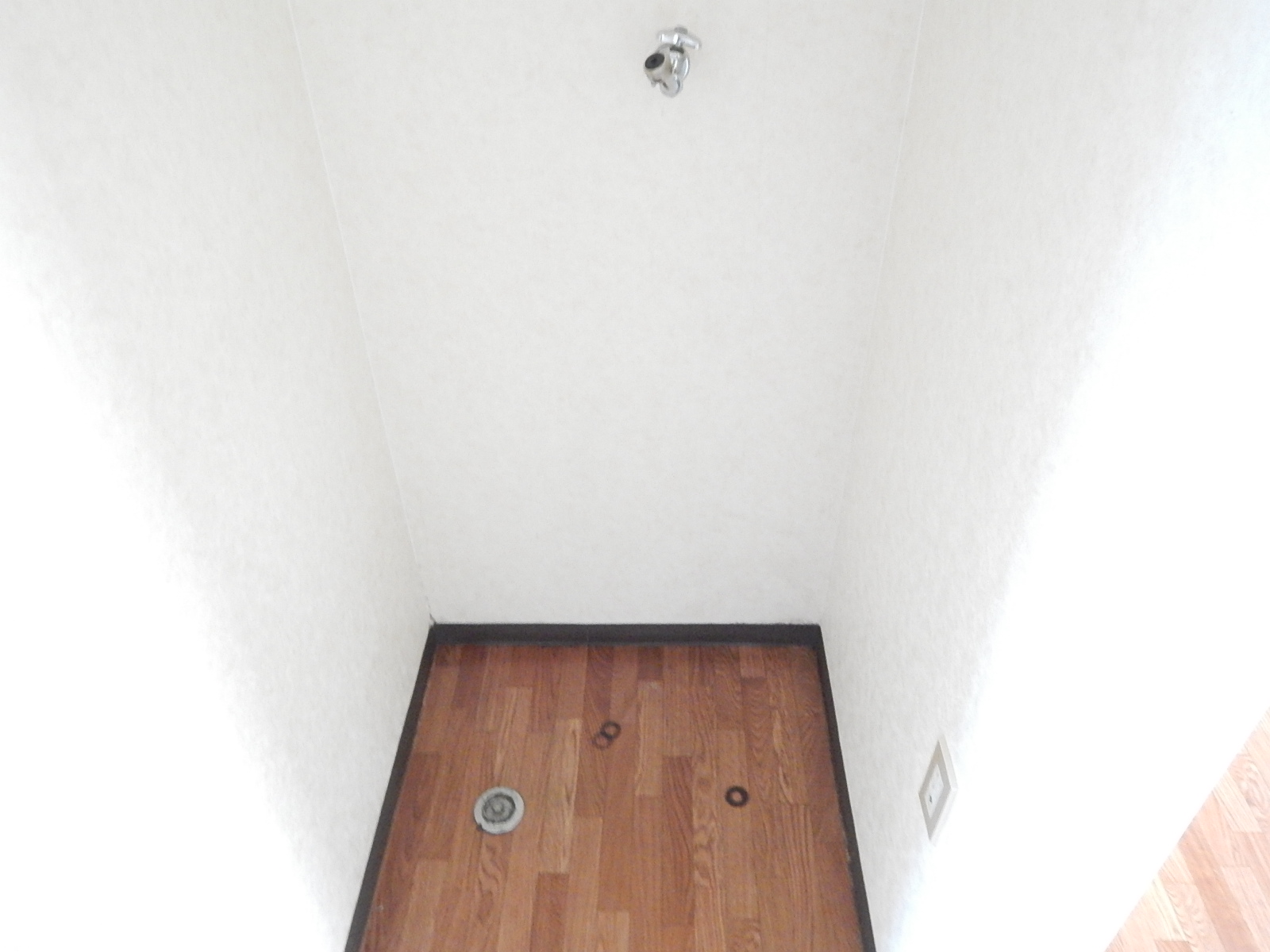 Washroom. Indoor Laundry Storage ☆