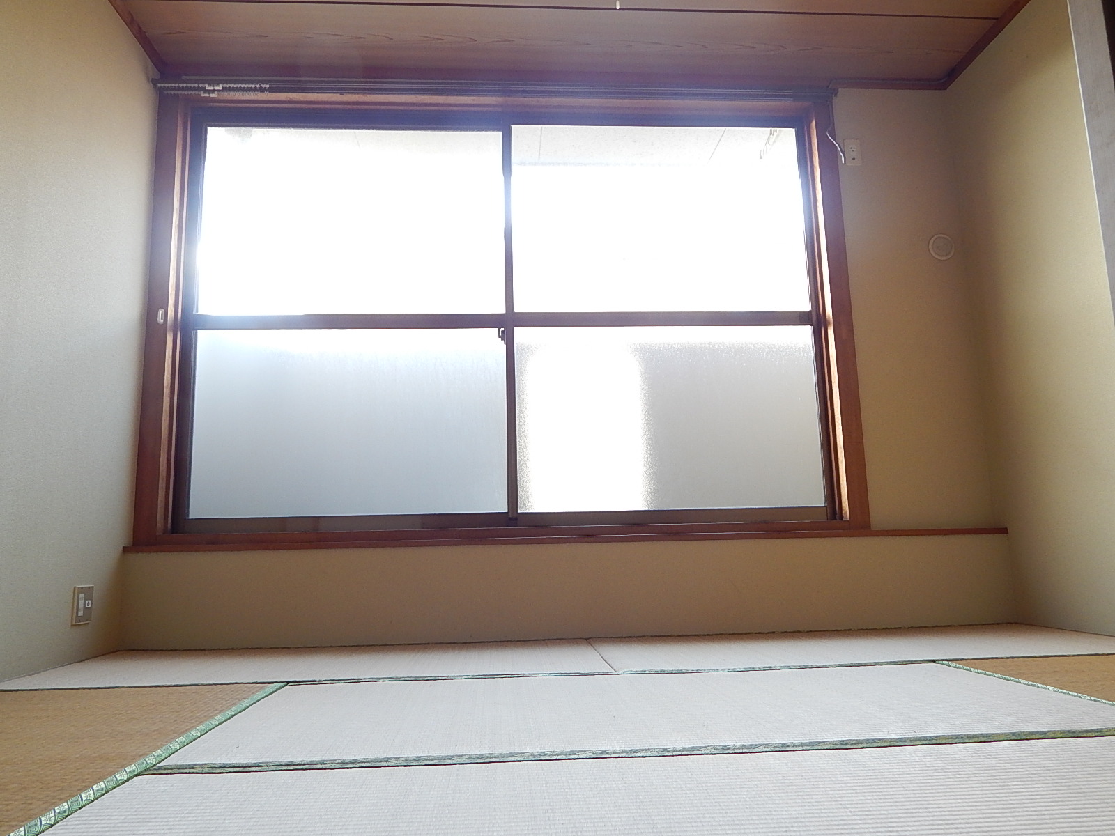 Living and room. Large windows it will show bright rooms