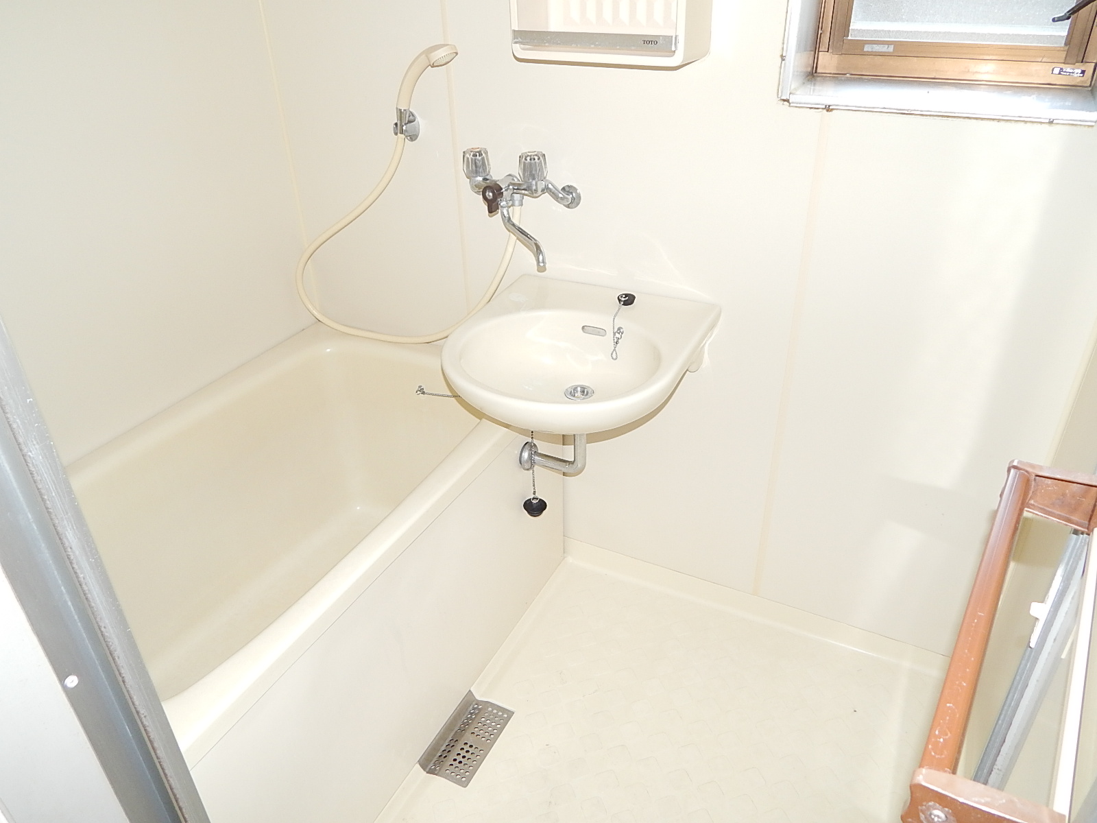 Bath. It comes with a window ventilation ◎