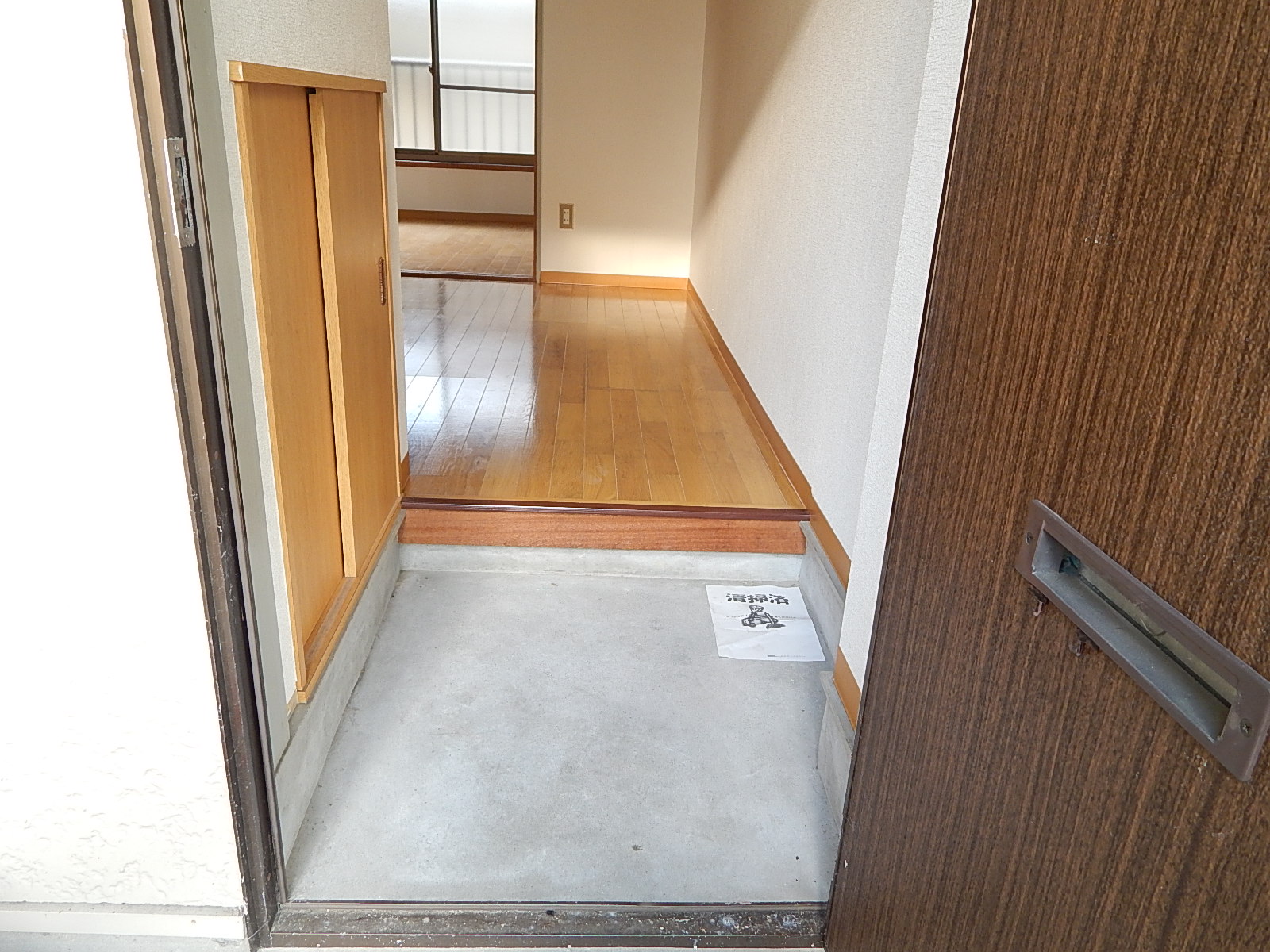 Entrance. Attaches shoebox (# ^. ^ #)