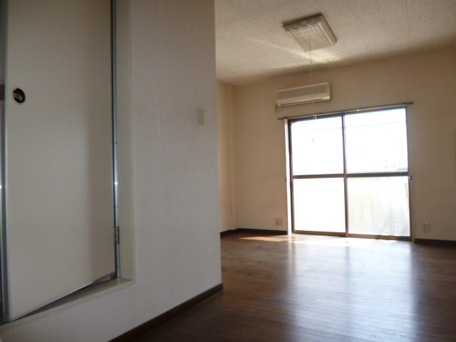 Living and room. Optimal flooring used to living alone ☆