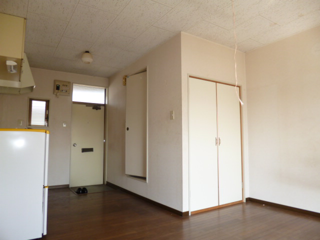 Living and room. It is bright and there is a window ☆