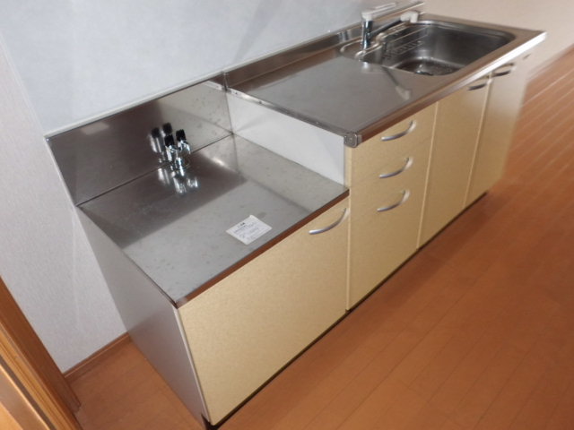 Kitchen. 3 stove with gas stove installation Allowed