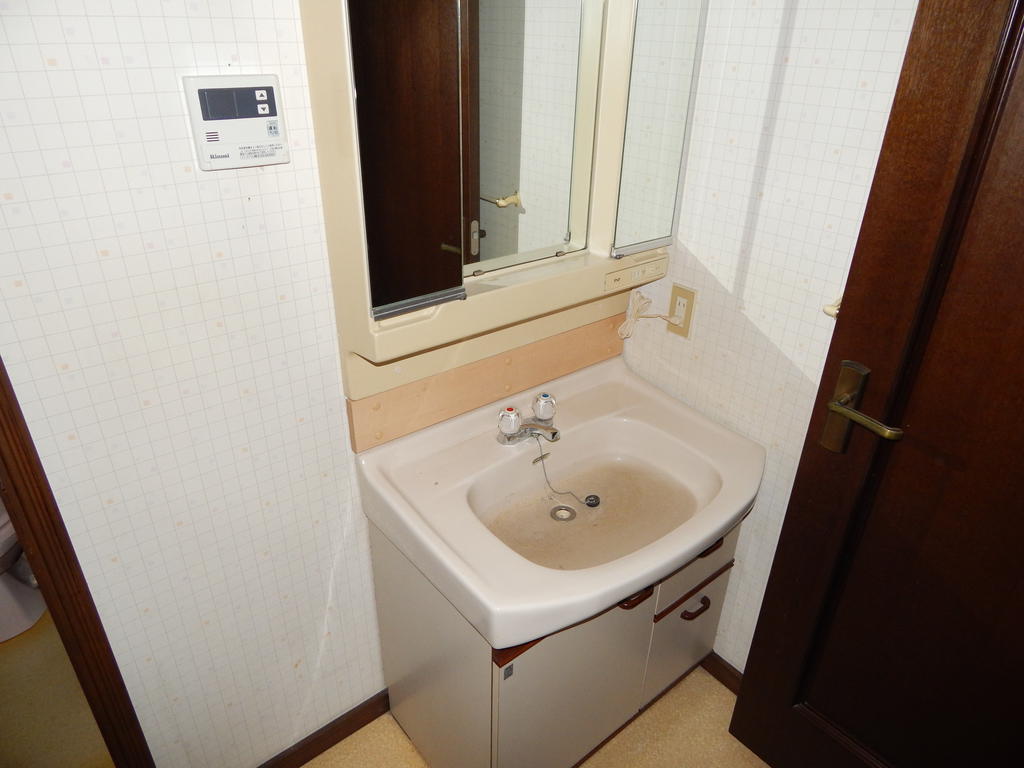 Washroom. Large is a lavatory, including dressing room