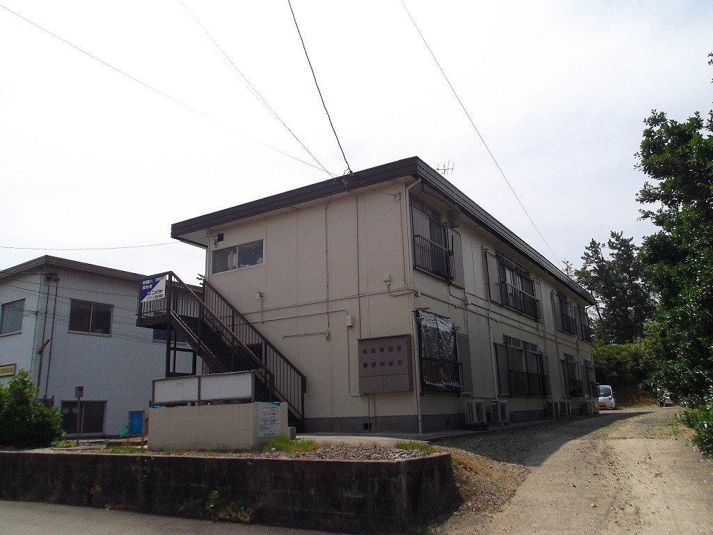 Building appearance. Shooting apartment site entrance from the northwest
