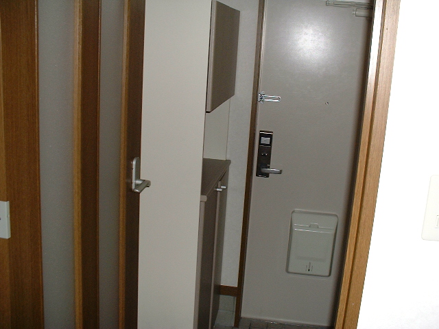 Entrance. It is the front door (No. 106 room)