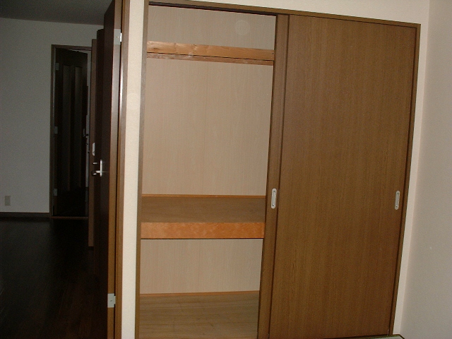 Receipt. With storage space (No. 106 room)