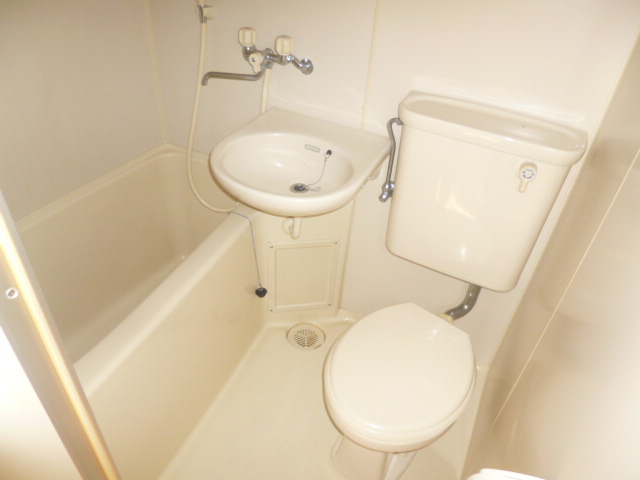 Toilet. It comes with a wash basin ☆